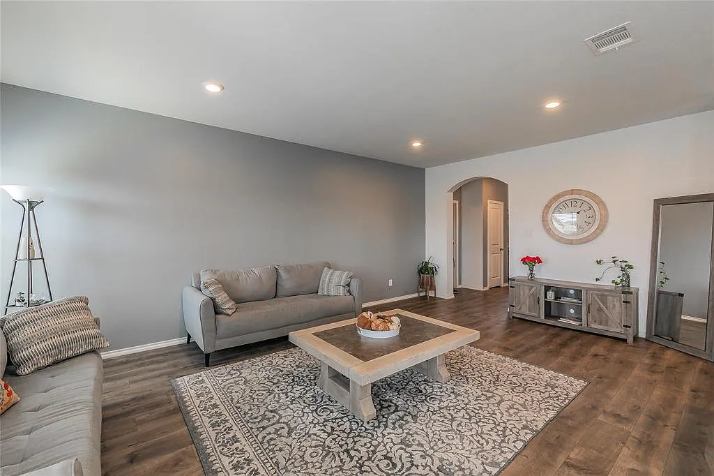 5 bed, 2.5 bath, 2565 sqft, $2,350 — Photo 3