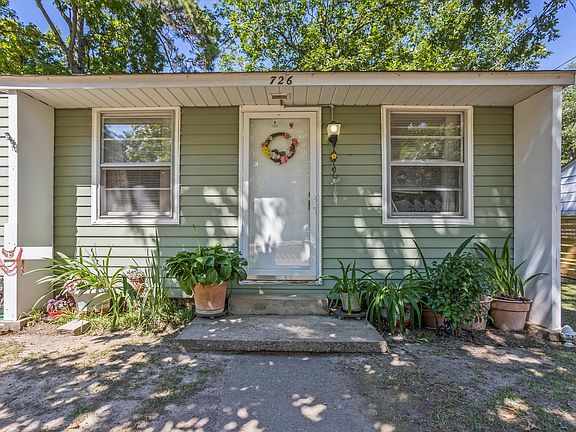 2nd image of 726 Palm Dr