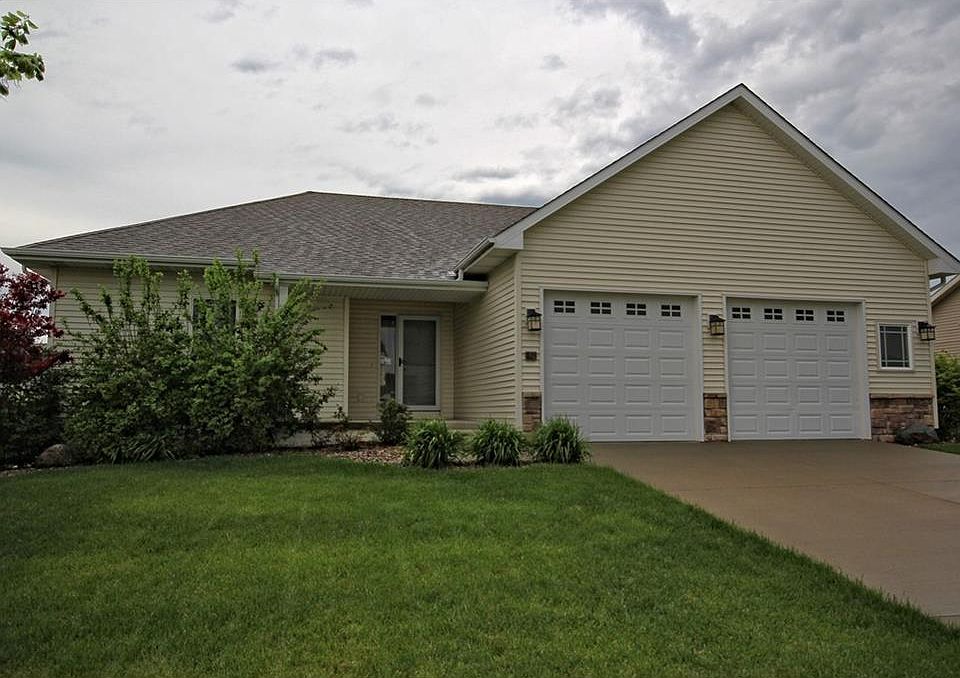 1st image of 825 SE Deerfield Ln