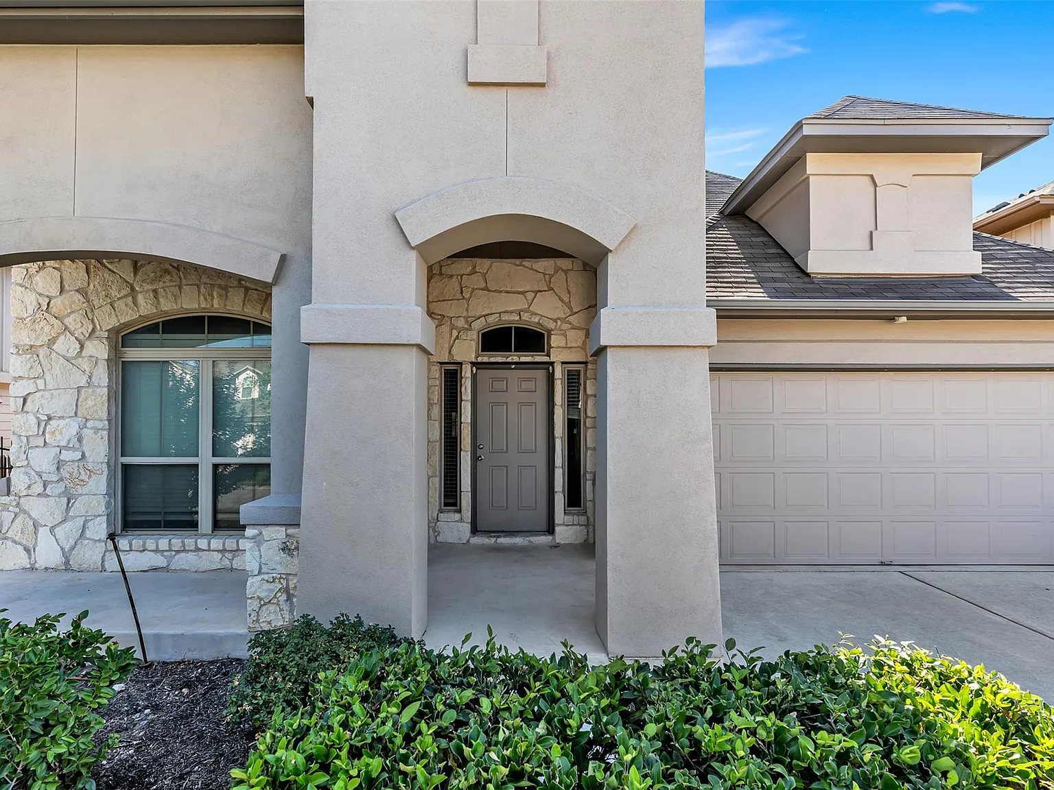 4 bed, 3.5 bath, 2845 sqft, $2,800 — Photo 2