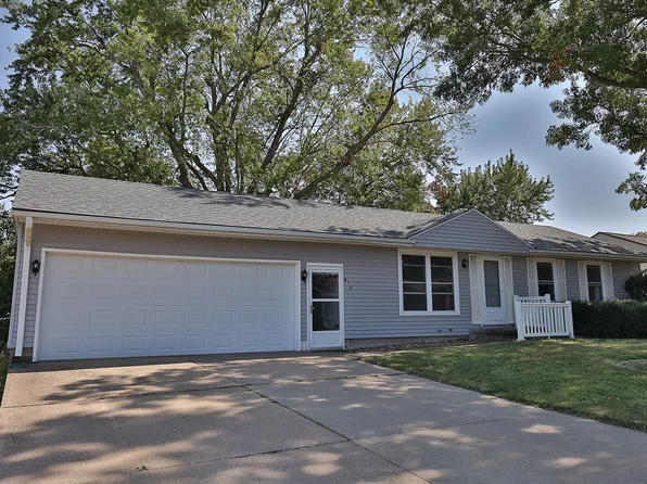 210 E 12th St, Pella, IA 50219