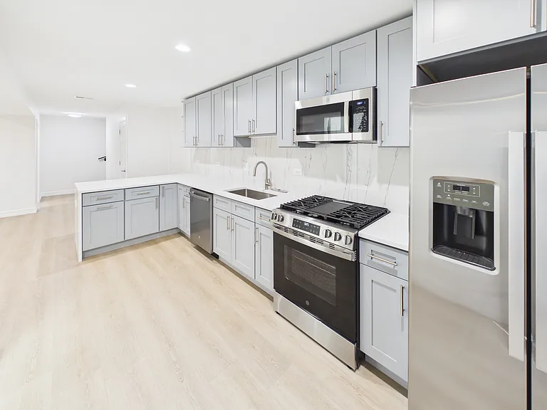 2421 W Lexington St #G — Photo 35