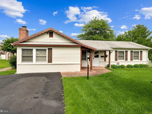 105 N Sequoia Ct, Sterling, VA 20164