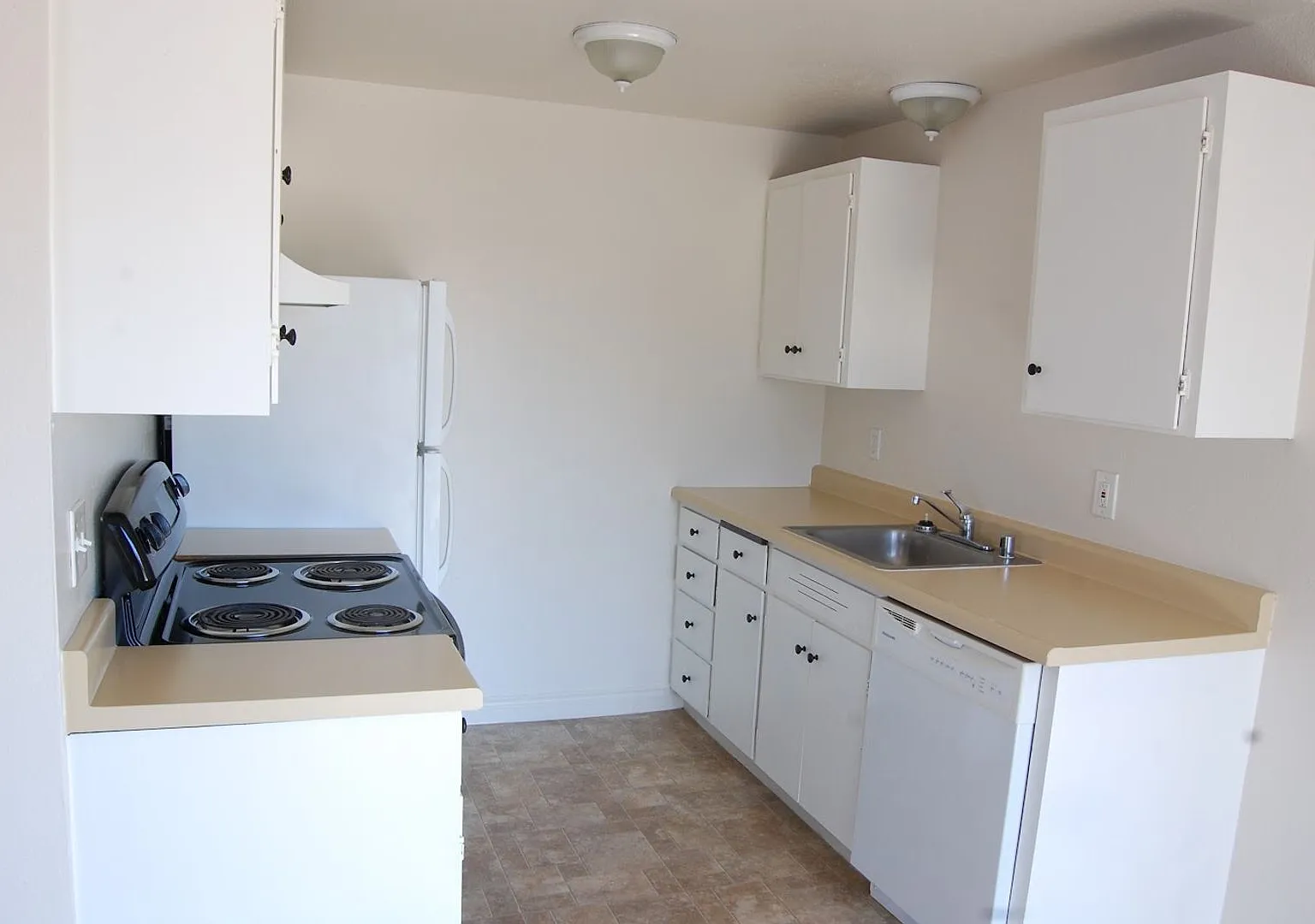 Spacious One & Two Bed Units in a Quite complex with Porches and Covered Off Street Parking — Photo 3