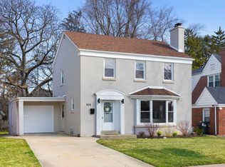 926 Saint James Pl, Park Ridge, IL 60068