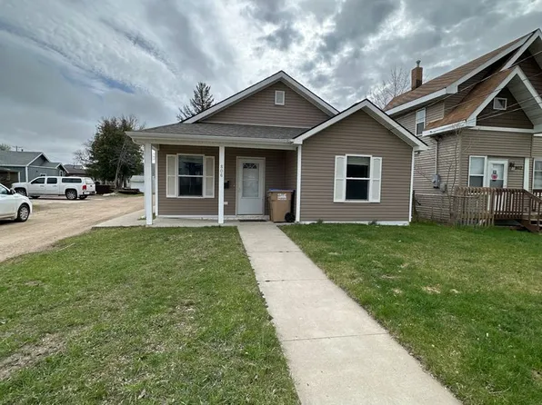 806 10th St NW, Minot, ND 58703