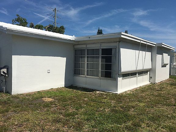 3rd image of 2521 N Cypress Rd