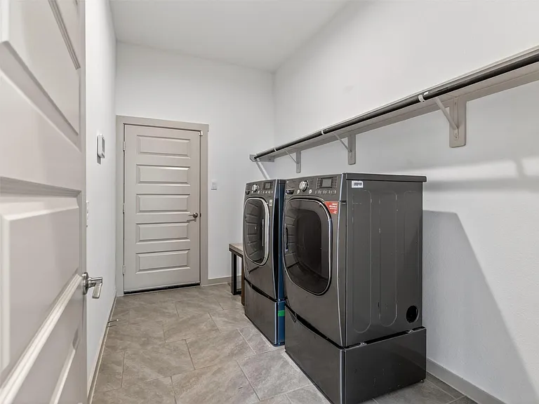 818 Kingwood Dr — Photo 14
