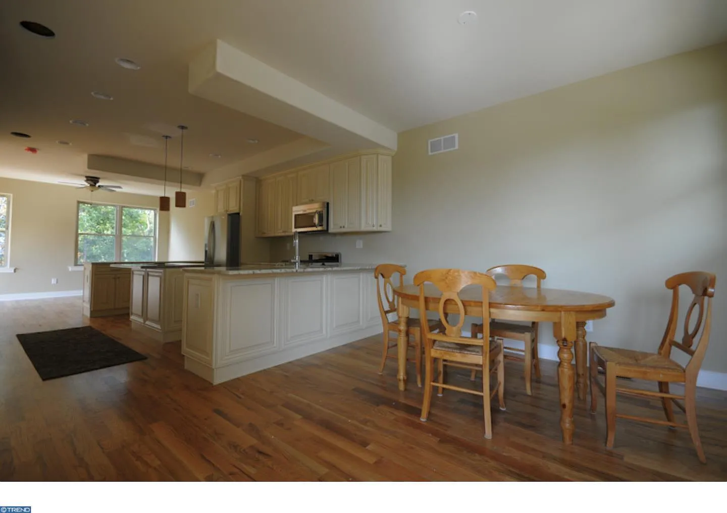Beautiful 4 Bed, 3.5 Bath Home Available Summer 2026 — Photo 2