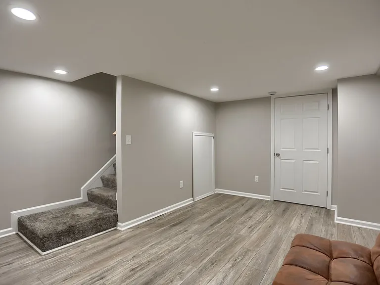 1207 Anglesea St — Photo 17