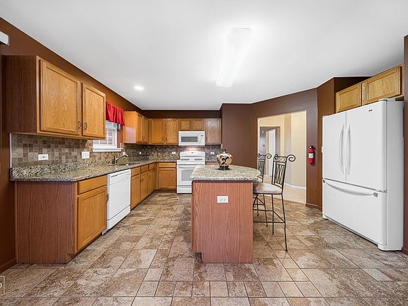 5th image of 252 Blue Spruce Ln
