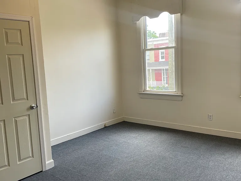 1012 W Clay St — Photo 8