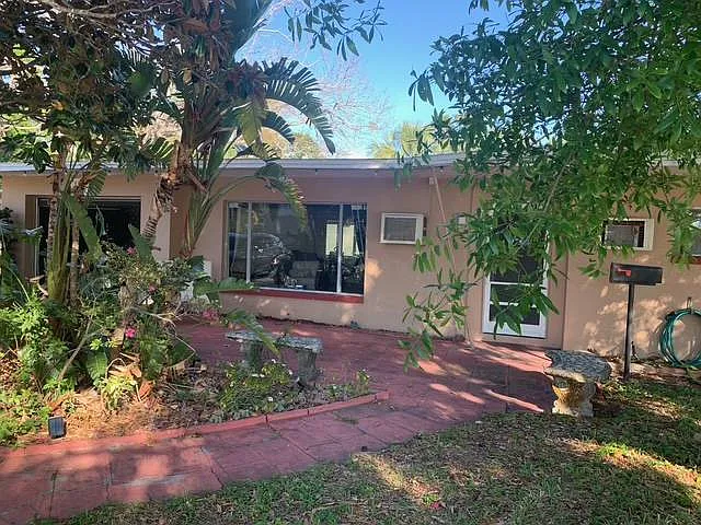 2 bed, 1.0 bath, $1,900 — Photo 2