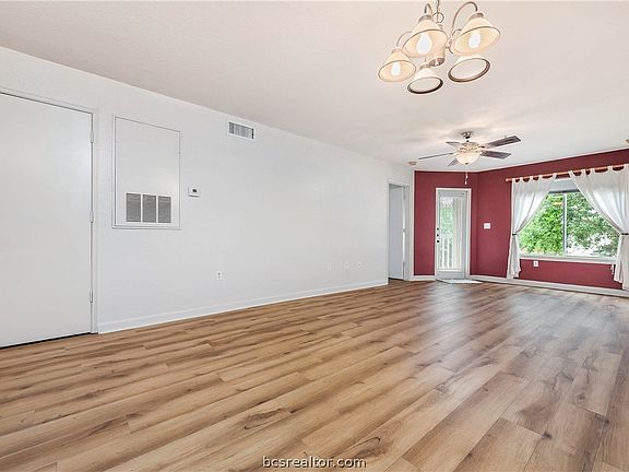 5th image of 519 Sw Pkwy #204
