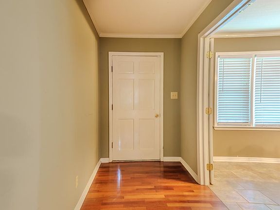 5th image of 321 W Lakeside Dr