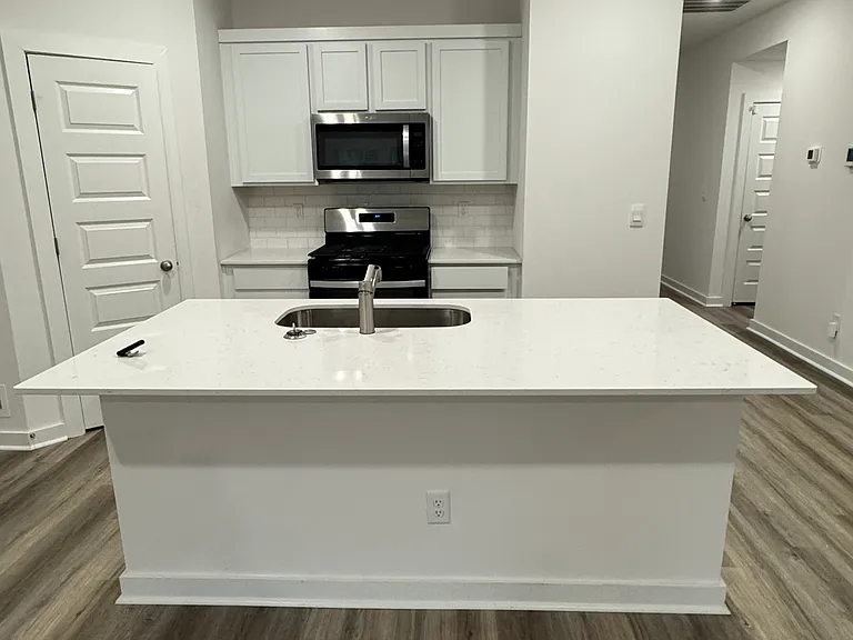 4340 Sloan Dr — Photo 8
