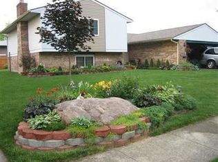 6085 Honeygate Dr, Dayton, OH 45424