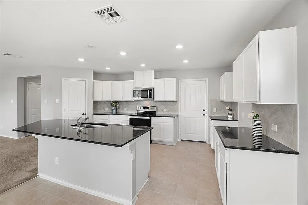5 bed, 3.0 bath, 2356 sqft, $2,300 — Photo 2