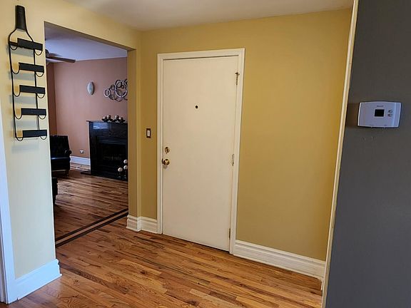 Unit has: Hardwood floors Tile bathroom 42 in cabinets Granite Central air and heat Laundry setup only in unit! Stainless steel appliances Jacuzzi tub