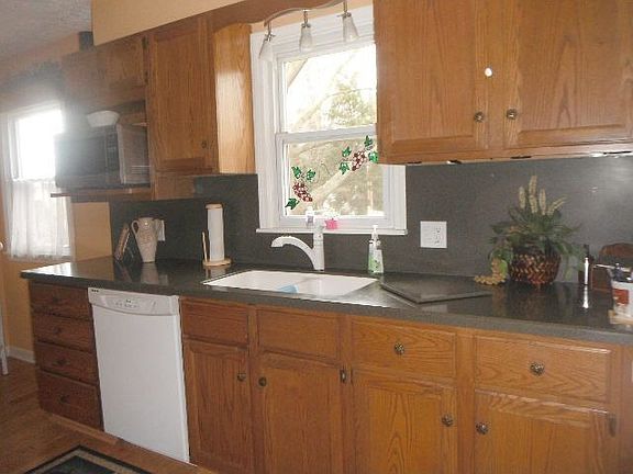 5th image of 929 Summit St