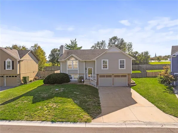 2513 SE Winchester Dr, Lees Summit, MO 64063