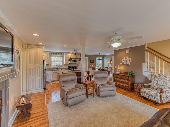 3rd image of 2663 Warren Dr