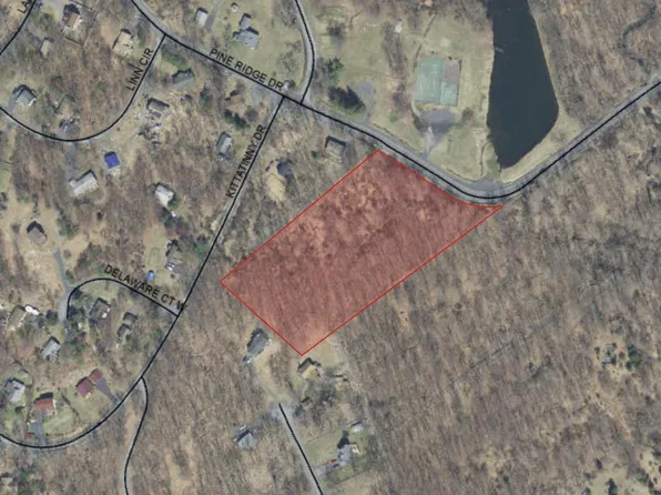 Pine Ridge Dr, Bushkill, PA 18324