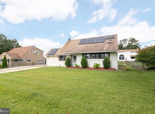 25 Hydrangea Rd, Levittown, PA 19056