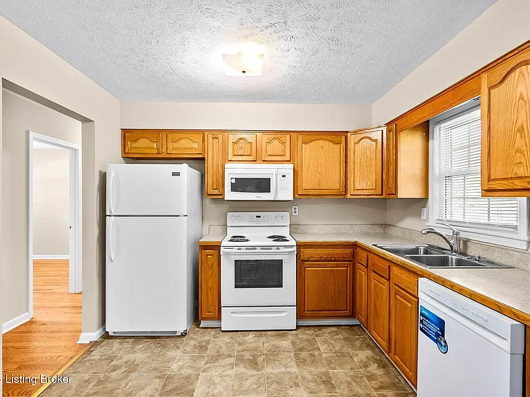 7506 Pimlico Dr — Photo 10