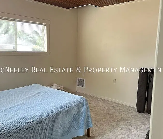 889 N Lincoln St — Photo 16