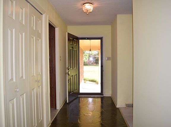 3rd image of 636 Stratford Ln