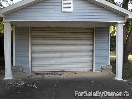 GARAGE : NICE GARAGE FOR PARKING A CAR, LAWNMOWER OR WORKSHOP