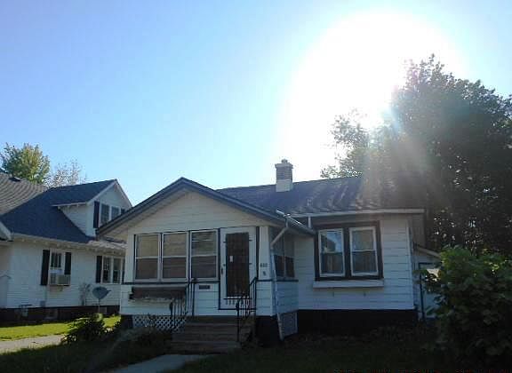 2nd image of 822 Richardson St
