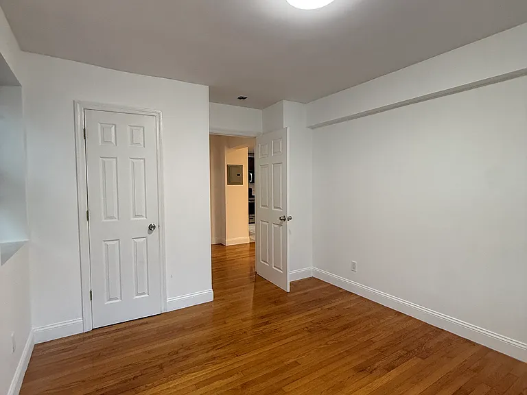 2234 Hering Ave #3 — Photo 2