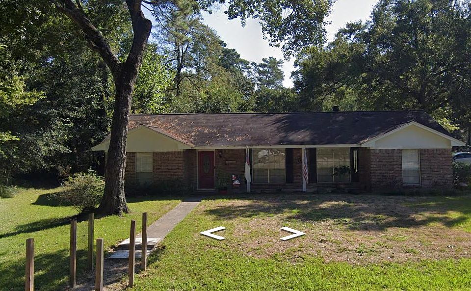 Welcome to 25902 Woodglen Drive!! 3br/2bath/2 car garage sitting on 1/4 acre corner lot.