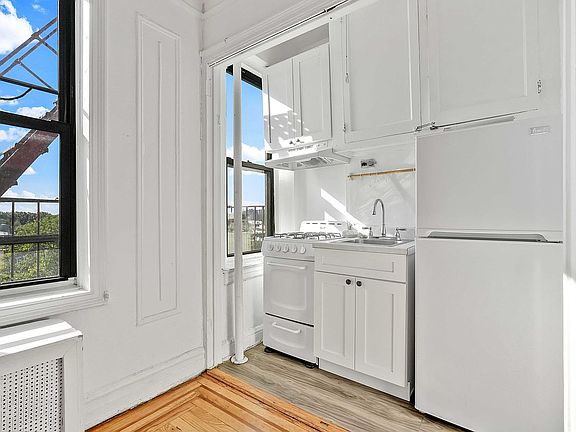 2nd image of 44-14 Newtown Rd #5G