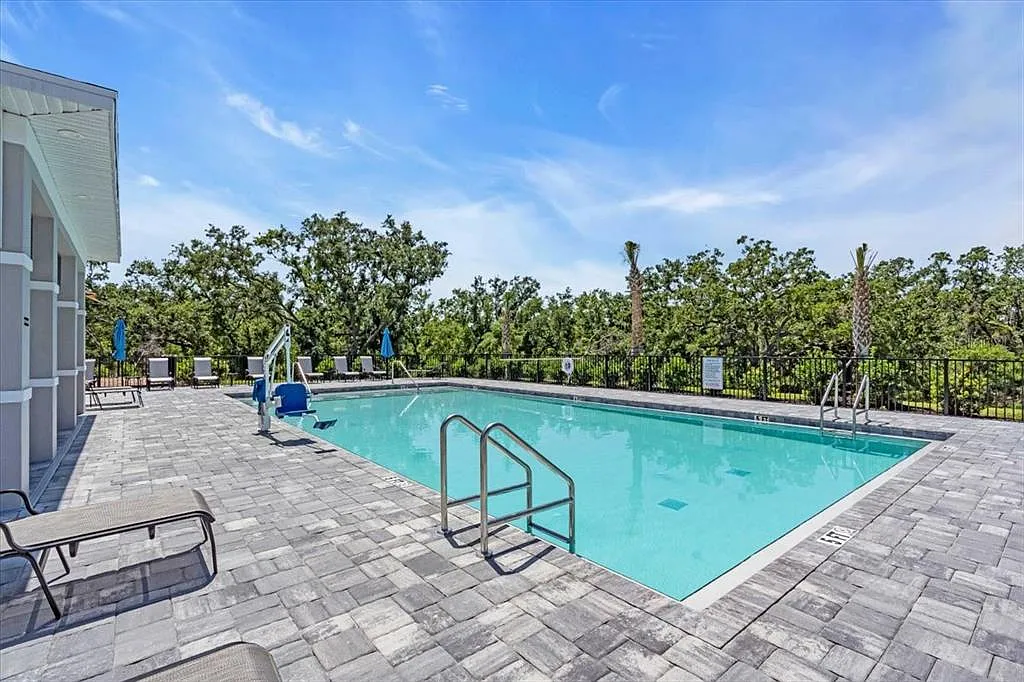 3 bed, 2.5 bath, 1347 sqft, $2,295 — Photo 3