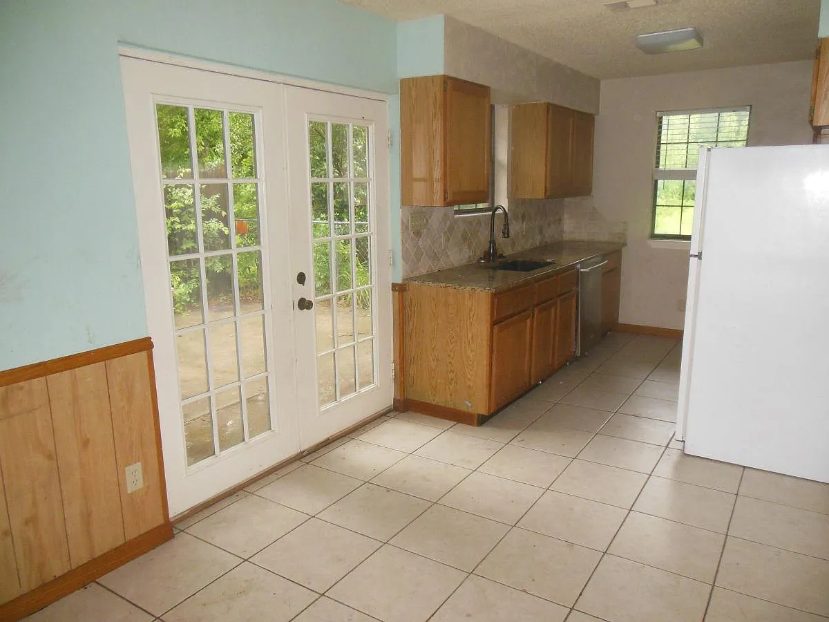 3 bed, 1.5 bath, 1200 sqft, $1,800 — Photo 2