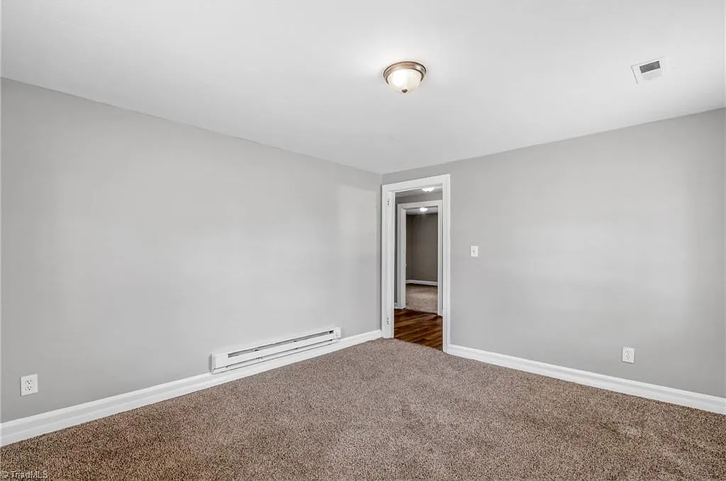 2 bed, 1.0 bath, 750 sqft, $800 — Photo 2