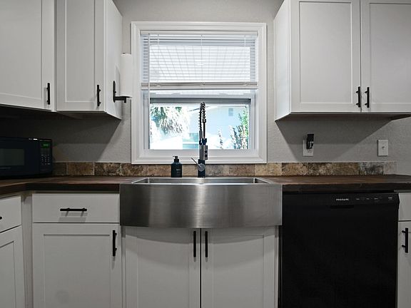4th image of 213 S Bougainvillea Ave