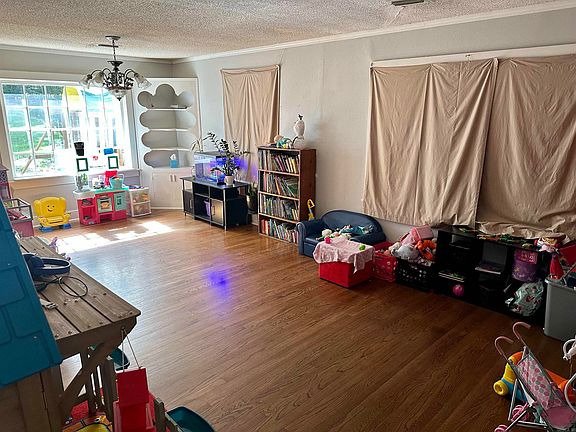 3rd image of 1002 Brooks St