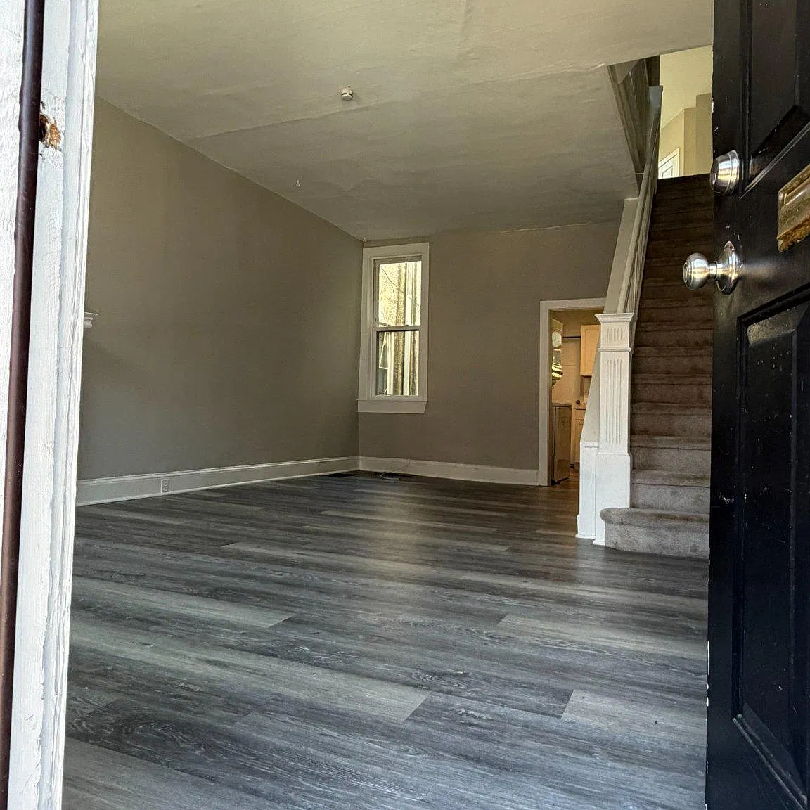 3 bed, 1.0 bath, 872 sqft, $1,450 — Photo 2