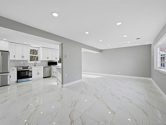 3rd image of 10 Curlin Lane