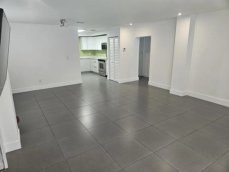 200 SW 3rd Ave — Photo 2