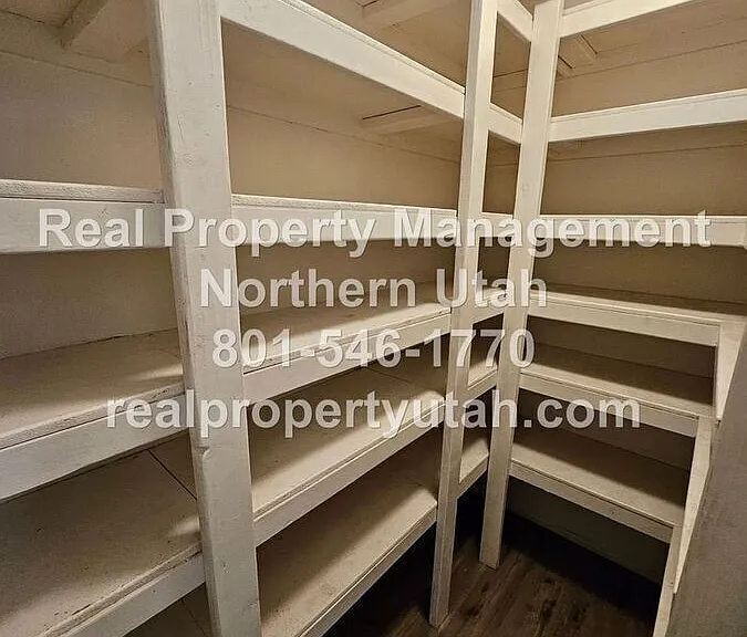 662 E 4th St #COPY — Photo 11