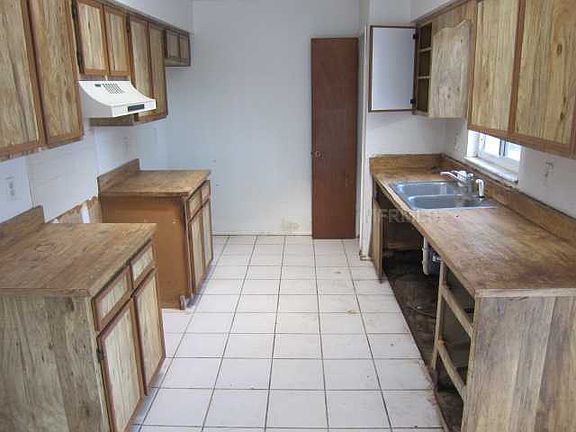 4th image of 209 Marc St