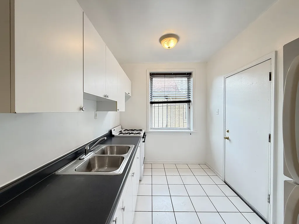 Pleasing 1 Bed, 1 Bath at Wellington + Whipple (Logan Square) — Photo 3