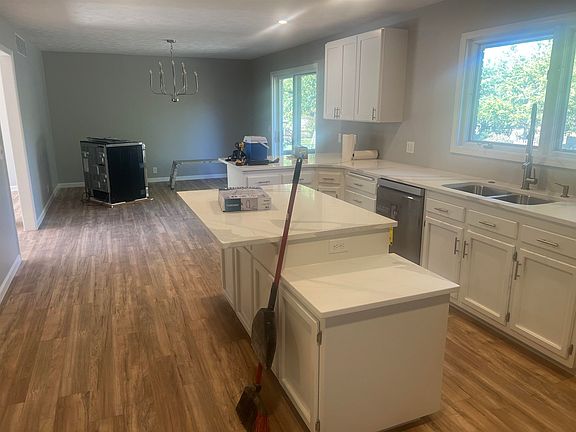 4th image of 1741 Hillcrest Ln