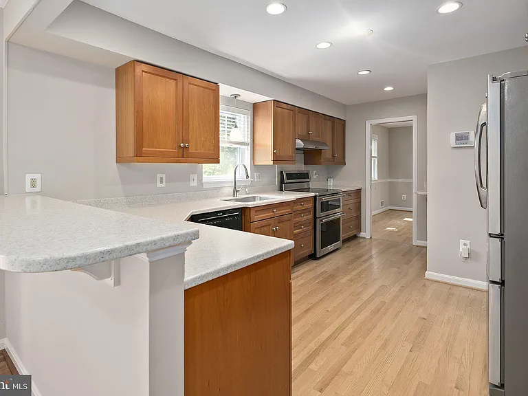 2542 N Wakefield St — Photo 23
