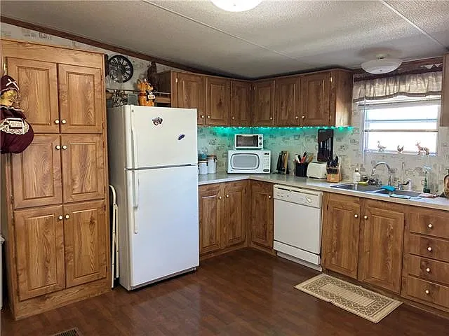 3 bed, 2.0 bath, 1800 sqft, $2,500 — Photo 4